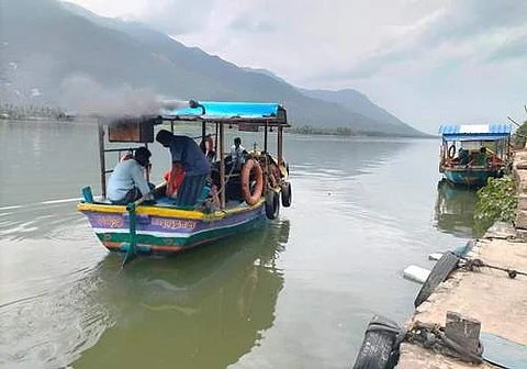 பூலாம்பட்டி காவிரி கதவணை பகுதியில் மீண்டும் விசைப்படகு போக்குவரத்து தொடங்கிய காட்சி