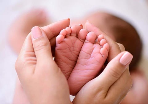 உத்தரகண்ட்: மருத்துவமனைக்கு வெளியே பெண்ணுக்குப் பிரசவம், செவிலியர் பணி நீக்கம்