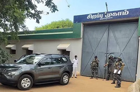 திருச்சி மத்திய சிறையில் மாநகர போலீசார் திடீர் சோதனை
