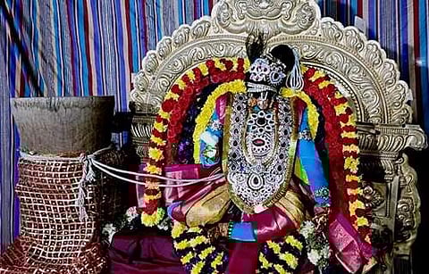 அருள்மிகு வஸந்தவல்லபராஜய பெருமாள் கோயிலில் உள்ள அருள்மிகு சென்னகேசவ பெருமாள் உற்சவமூர்த்திக்கு வெள்ளிக்கிழமை காலை செய்யப்பட்டிருந்த சிறப்பு அலங்காரம்.