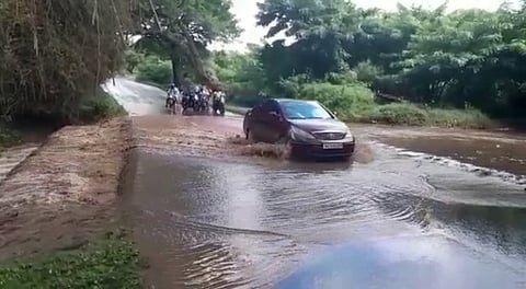 வெள்ளத்தில் செல்லும் காா்.