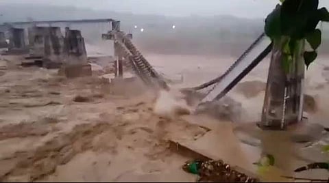 ஹிமாச்சலில் கனமழையினால் ரயில்வே பாலம் உடைந்தது