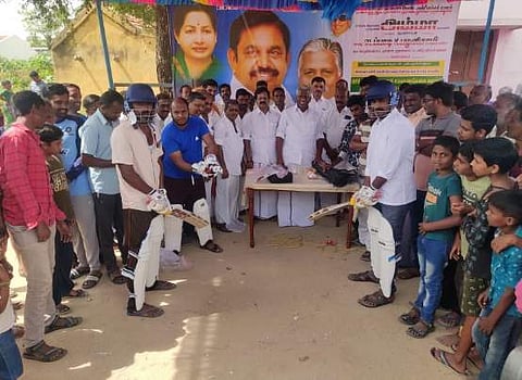 வேப்பனப்பள்ளி சட்டப்பேரவை தொகுதிக்கு உட்பட்ட புளியஞ்சேரி கிராமத்தில் இளைஞர்களுக்கு விளையாட்டு உபகரணங்கள் வழங்கும் நிகழ்ச்சியில் கே.பி. முனுசாமி.