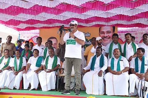 தருமபுரி அருகே சோலைக்கொட்டாய் கிராமத்தில் பேசுகிறாா் பாமக மாநிலத் தலைவா் அன்புமணி ராமதாஸ்.