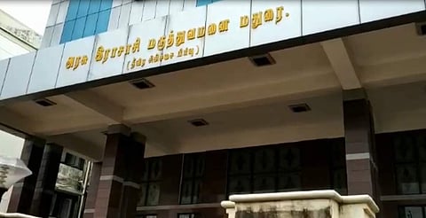 மதுரை அரசு ராஜாஜி மருத்துவமனையில் மழைக்கு பெயர்ந்து விழுந்த கட்டட சுவர்கள்