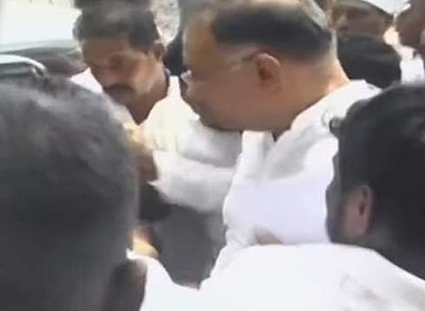 புதுச்சேரி: காங்கிரஸ் பொறுப்பாளர் தினேஷ் குண்டுராவ் கார் மீது தாக்குதல்