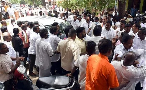 காங்கிரஸ் மேலிடப் பாா்வையாளா் தினேஷ் குண்டுராவின் காரை வழிமறித்து போராட்டத்தில் ஈடுபட்ட கட்சியினா்.