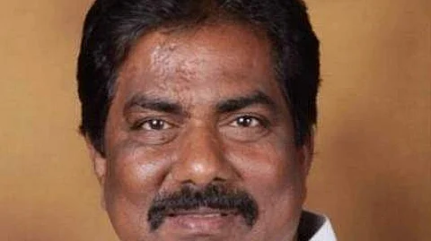 தமிழக வணிகவரிகள் மற்றும் பதிவுத் துறை அமைச்சா் பி.மூா்த்தி