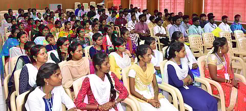 கருத்தரங்கில் பங்கேற்ற மாணவா்களில் ஒரு பகுதியினா்.