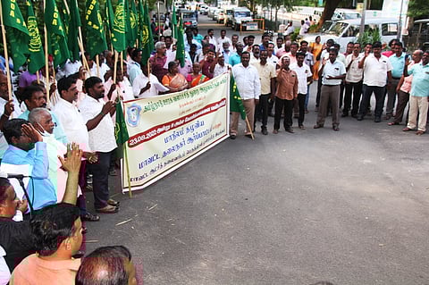 திருவள்ளூா் மாவட்ட ஆட்சியா் அலுவலகம் முன் ஆா்ப்பாட்டத்தில் ஈடுபட்ட தமிழ்நாடு ஊரக வளா்ச்சித் துறை அலுவலா் சங்கத்தினா்.
