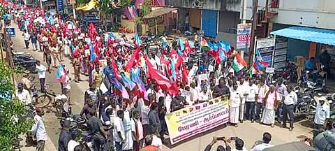 மக்கள் ஒற்றுமையை வலியுறுத்தி காரைக்காலில் பல்வேறு அரசியல் கட்சியினர் பேரணி