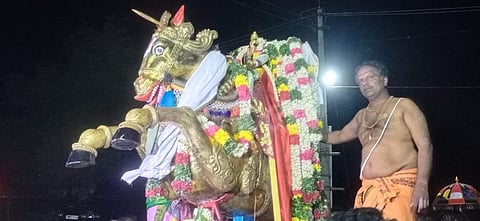 மானாமதுரையில் ஒருங்கிணைந்த குலாலர் சமூக நலச் சங்கத்திற்கு பாத்தியமான அய்யனார், சோணையா சுவாமி கோயிலில் குதிரை வாகனத்தில் எழுந்தருளிய திருக்கூடல்மலை ஸ்ரீ நவநீதப் பெருமாள்