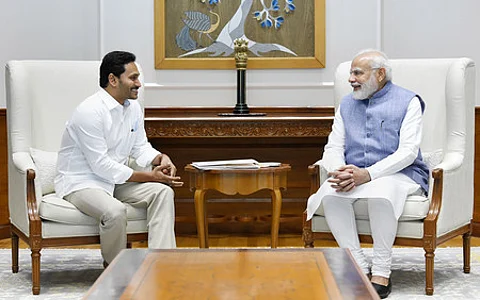 புது தில்லியில் பிரதமா் நரேந்திர மோடியை திங்கள்கிழமை சந்தித்துப் பேசிய ஆந்திர முதல்வா் ஜெகன்மோகன் ரெட்டி.