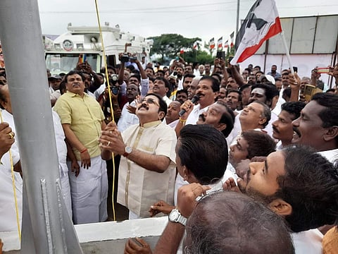 தஞ்சையில் அமமுக கொடியை ஏற்றிவைத்த டிடிவி தினகரன்