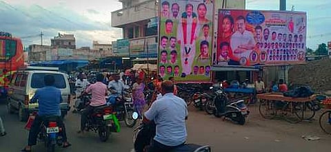 ஏடிஎம் மைய வழியை மறித்து பேனா் வைப்பு: பொதுமக்கள் அவதி