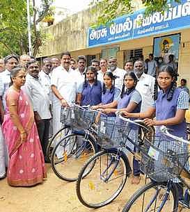 வரட்டனப்பள்ளியில் பள்ளி மாணவா்களுக்கு விலையில்லா மிதிவண்டிகளை வழங்கும் தே.மதியழகன் எம்எல்ஏ.