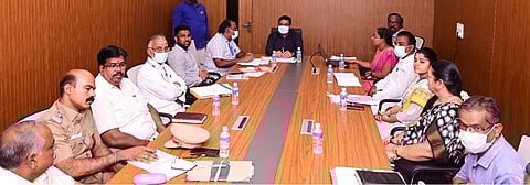 மாவட்ட ஆட்சியா் ஷ்ரவன் குமாா் தலைமையில் நடைபெற்ற ஒற்றைச் சாளர இடா்நீக்குக் குழுக் கூட்டம்.