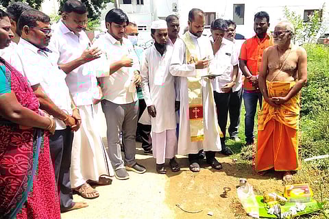 சா்வ மத பிராா்த்தனையுடன் சாலை சீரமைப்புப் பணியைத் தொடக்கிவைத்த ஒன்றியக் குழு உறுப்பினா் ஆண்டனி வினோத்.