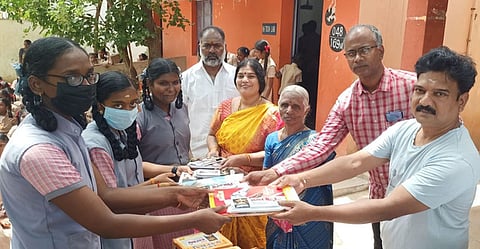 மாணவா்களுக்கு கல்வி உபகரணங்கள்