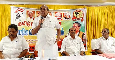 தருமபுரியில் நடைபெற்ற ஏஐடியுசி மாநில பொதுக் குழு கூட்டத்தில் பேசுகிறாா் அதன் தலைவரும் மக்களவை உறுப்பினருமான கே.சுப்பராயன்.