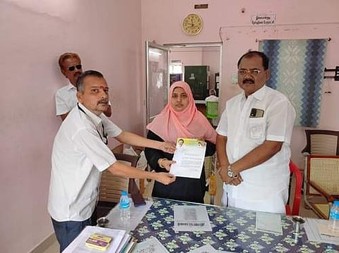 இளையான்குடி பேரூராட்சியின் திமுகவைச் சேர்ந்த தலைவர் செய்யது ஜமிமா தலைவர் பதவியை ராஜிநாமா செய்து செயல் அலுவலர் கோபிநாத்திடம் கடிதம் கொடுத்தார்.