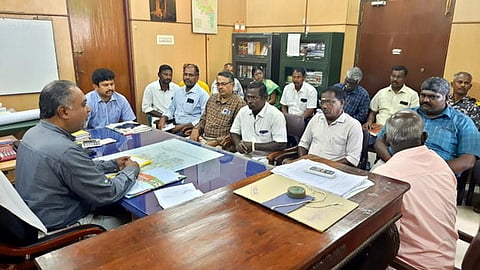 ஆலோசனைக் கூட்டத்தில் பேசும் மாவட்ட ஆட்சியா் எல். முகமது மன்சூா்.