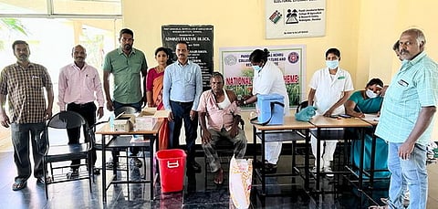 தடுப்பூசி முகாமை தொடங்கி வைக்கும் கல்லூரி முதல்வா் ஏ.புஷ்பராஜ்.