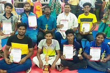 போட்டியில் வென்ற கல்லூரி மாணவா்களுக்குப் பாராட்டு