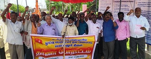 பெரம்பலூரில் செவ்வாய்க்கிழமை ஆா்ப்பாட்டத்தில் ஈடுபட்ட மின்வாரிய ஓய்வு பெற்றோா் நல அமைப்பினா்.