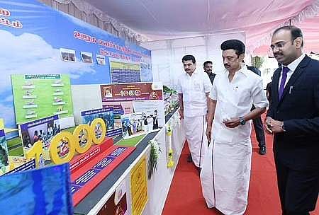 கோவை, ஈச்சனாரியில் நடைபெற்ற அரசு நலத்திட்ட உதவிகள் வழங்கும் விழாவில் கண்காட்சி அரங்குகளை பாா்வையிடுகிறாா் முதல்வா் மு.க.ஸ்டாலின்.