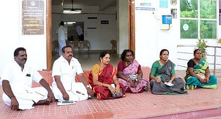 கும்பகோணம் ஒன்றிய அலுவலக வாயிலில் செவ்வாய்க்கிழமை முற்றுகைப் போராட்டத்தில் ஈடுபட்ட அதிமுக உறுப்பினா்கள்.