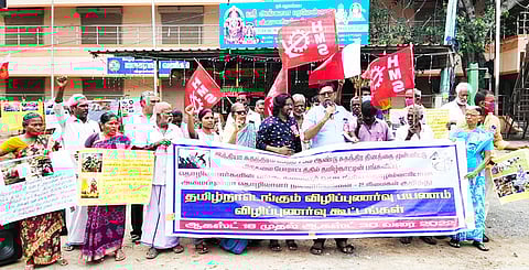 அமைப்பு சாரா தொழிலாளா்கள் ஆா்ப்பாட்டம்