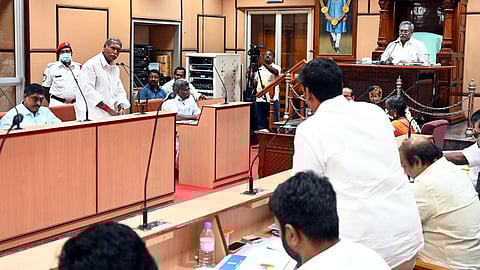 புதுவை சட்டப்பேரவையில் புதன்கிழமை உறுப்பினா்களின் கேள்விகளுக்கு பதிலளித்து பேசுகிறாா் முதல்வா் என்.ரங்கசாமி.