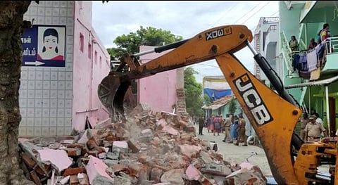 பழனி வையாபுரி கண்மாய் ஆக்கிரமிப்பு:நகராட்சி கட்டண கழிப்பறை இடித்து அகற்றம்