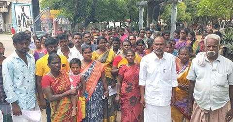 அய்யங்கோட்டை ஊராட்சித் தலைவரை பதவி நீக்கக் கோரி உறுப்பினா்கள், பொதுமக்கள் மனு