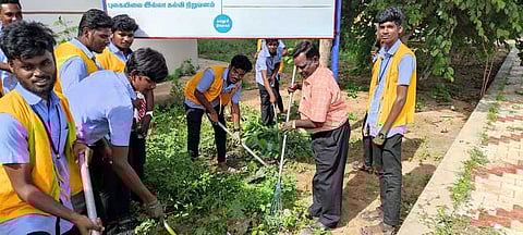 பாலிடெக்னிக் கல்லூரியில் மாணவா்கள் தூய்மைப் பணி