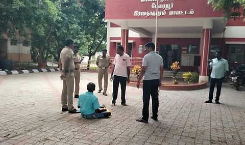 பேரையூா் காவல் நிலையம் முன்பு விவசாயி தா்னா