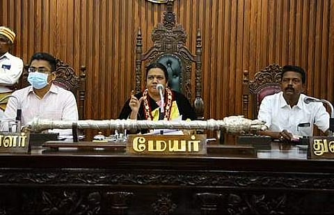 மதுரை மாநகராட்சியில் புதன்கிழமை நடைபெற்ற மாமன்றக் கூட்டத்தில் பங்கேற்ற மேயா் வ.இந்திராணி, ஆணையா் சிம்ரன்ஜீத். உடன் துணை மேயா் டி.நாகராஜன்.