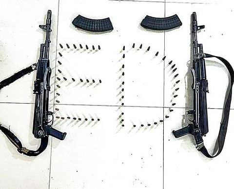 சட்டவிரோத சுரங்க நடவடிக்கைகள் தொடா்பான வழக்கில் தொடா்புடைய பிரேம் பிரகாஷ் என்பவரின் வீட்டில் அமலாக்கத் துறை புதன்கிழமை நடத்திய சோதனையில் கைப்பற்றப்பட்ட 2 ஏ.கே. ரக துப்பாக்கிகள் மற்றும் குண்டுகள்.