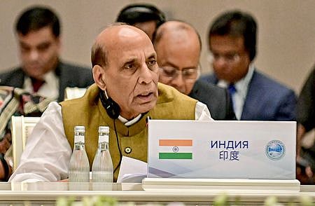 உஸ்பெகிஸ்தான் தலைநகா் தாஷ்கன்டில் நடைபெற்ற ஷாங்காய் ஒத்துழைப்பு அமைப்பு மாநாட்டில் பங்கேற்ற பாதுகாப்புத் துறை அமைச்சா் ராஜ்நாத் சிங்.