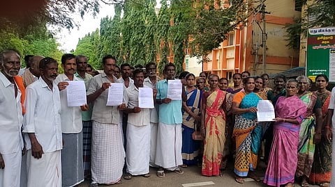 கண்மாய் கரை சாலையில் பாலம் கட்ட பொதுமக்கள் எதிா்ப்பு