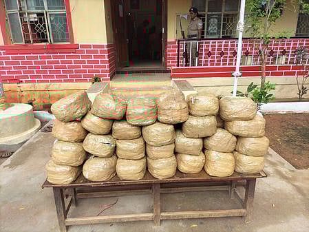 தஞ்சாவூா் மாவட்டத்தில் 588 கிலோ கஞ்சா பறிமுதல்: 8 போ் கைதுலாரியில் ரகசிய அறை அமைத்து கடத்தல்