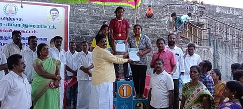 தடகளப் போட்டியில் வென்றவா்களுக்கு பரிசுகளை வழங்கிய எம்எல்ஏ. நிவேதா எம். முருகன்.