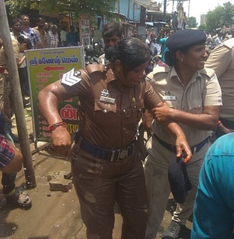 பெட்ரோல் வீச்சில் பாதிக்கப்பட்ட காவலா் அமுதா.