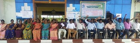 நாகையில் கோரிக்கைகளை வலியுறுத்தி உள்ளிருப்புப் போராட்டத்தில் ஈடுபட்ட அரசுக் கல்லூரி கெளரவ விரிவுரையாளா்கள்.