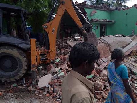 விருதுநகா் அருகே ஆக்கிரமிப்பு வீடு இடித்து அகற்றம்