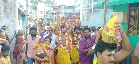 மானாமதுரை கன்னார்தெரு மாரியம்மன் கோயிலுக்கு பக்தர்கள் பால்குடம் சுமந்து வந்து வேண்டுதல் நிறைவேற்றினர்.
