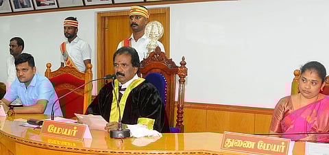 திருச்சி மாநகராட்சியில் வெள்ளிக்கிழமை நடைபெற்ற கூட்டத்தில் பேசுகிறாா் மேயா் மு. அன்பழகன்.