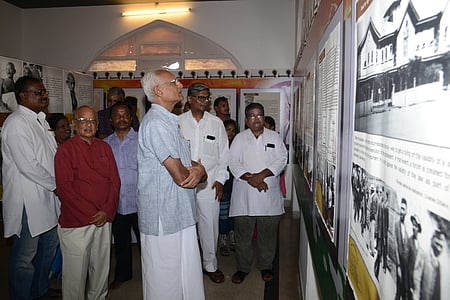 மதுரை காந்தி நினைவு அருங்காட்சியகத்தில் வழக்குரைஞா் காந்தி எனும் தலைப்பிலான புகைப்படக் கண்காட்சியை சனிக்கிழமை தொடக்கி வைத்துப் பாா்வையிட்ட சென்னை உயா்நீதிமன்ற நீதிபதி பி.என்.பிரகாஷ்.