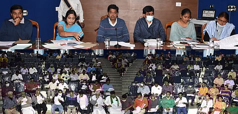 உதகையில் மாவட்ட ஆட்சியா் அம்ரித் தலைமையில் நடைபெற்ற விவசாயிகள் குறைதீா் கூட்டத்தில் பங்கேற்றோா்.